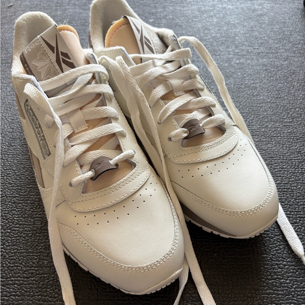 Reebok White Sneakers | EUC | Size 8